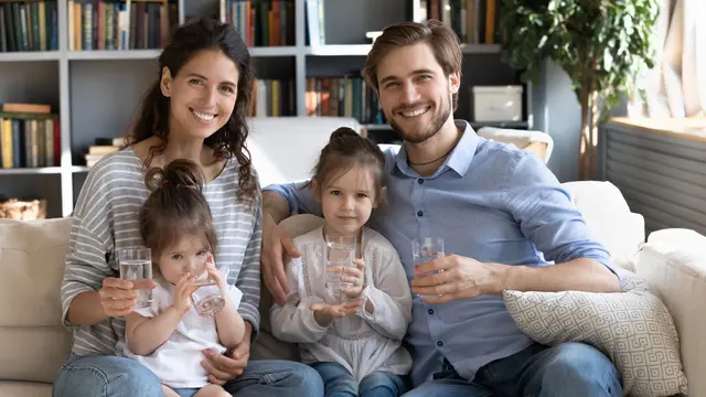 5 Cara Ampuh Agar Anak dan Keluarga Rajin Minum Air Mineral