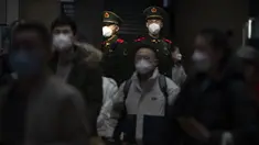 Polisi paramiliter China berjaga di Stasiun Kereta Api Barat Beijing di Beijing, Rabu, 18 Januari 2023. China pada Desember mencabut kebijakan "nol-COVID" yang ketat, melepaskan gelombang keinginan perjalanan yang terpendam, terutama di sekitar waktu terpenting China untuk pertemuan keluarga, yang disebut di China sebagai Festival Musim Semi, yang mungkin satu-satunya waktu di satu tahun ketika pekerja perkotaan kembali ke kampung halaman mereka. (AP Photo/Mark Schiefelbein)