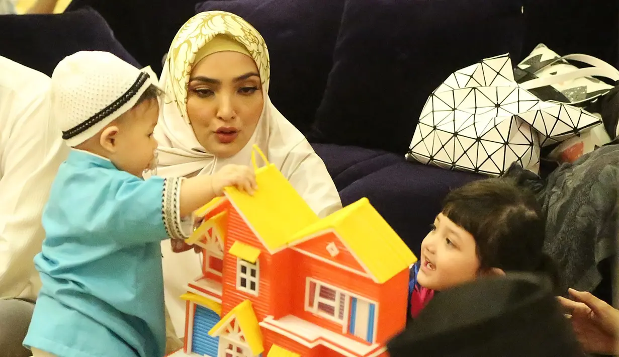 Seperti yang terlihat dalam foto-foto ini, di tengah pengajian yang digelar di kediaman Anang dan Ashanty, Arsya dan Arsy sibuk rebutan mainan. Arsy, sebagai kakak tampak tak mau mengalah terhadap adiknya. (Bambang E.Ros/Bintang.com)