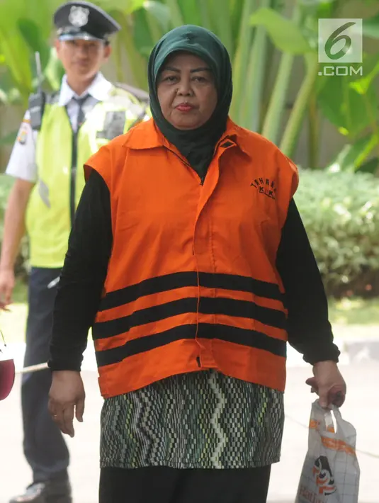 Anggota DPRD Kota Malang dari Partai Golkar Rahayu Sugiarti berjalan masuk untuk menjalani pemeriksaan perdana oleh penyidik pasca penahanan di gedung KPK, Jakarta, Rabu (28/3). (Merdeka.com/Dwi Narwoko)