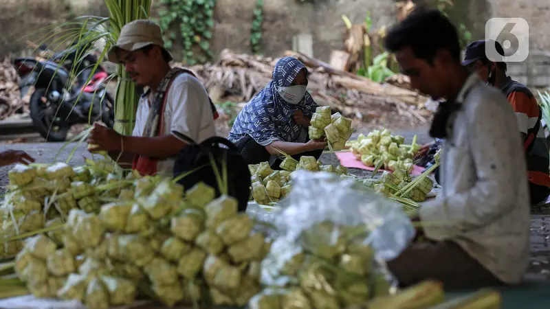 Pedagang Kulit Ketupat Musiman Mulai Bermunculan