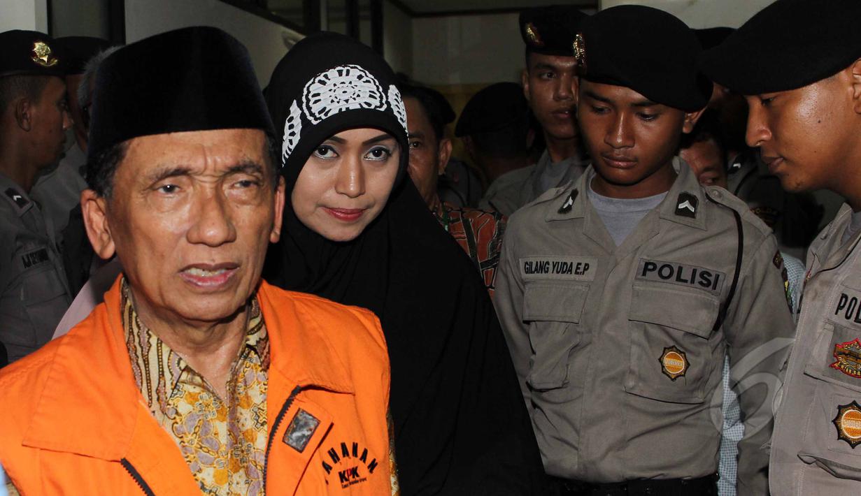 Fuad Amin Imron didampingi istri mudanya berjalan usai menjalani sidang di Pengadilan Tipikor, Jakarta, Rabu (13/5/2015). Fuad terlibat kasus dugaan suap jual beli pasokan gas alam di Gresik dan Gili Timur, Bangkalan. (Liputan6.com/Helmi Afandi)