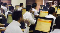 Peserta tes seleksi CPNS Kemenkumham saat menjawab soal dengan sistem CAT di gedung BKN, Jakarta, Senin (11/9). Pada 2017, tercatat 1.116.138 pelamar CPNS mendaftar di lingkungan Kemenkumham. (Liputan6.com/Helmi Fithriansyah)