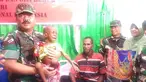 Panglima TNI Marsekal Hadi Tjahjanto menggendong seorang anak Suku Asmat yang menderita gizi buruk, Kamis (1/2). Satgaskes TNI KLB sudah melaksanakan vaksinasi terhadap 13.336 anak-anak di 224 kampung Kabupaten Asmat. (Liputan6.com/Pool/Puspen TNI)