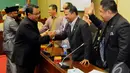 Sejumlah anggota Komisi V memberikan ucapan selamat kepada ketua dan wakil ketua Komisi V seusai rapat pemilihan ketua Komisi V di Ruang Rapat Komisi V, Komplek Parlemen, Senayan, Jakarta, Kamis (30/10/2014). (Liputan6.com/Andrian M Tunay)