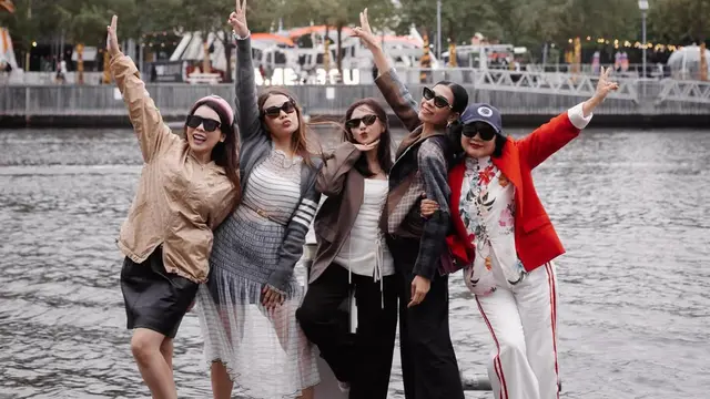 Gaya Kompak Jessica Mila Liburan Akhir Tahun Bareng Kakak Ipar dan Mertua di Australia