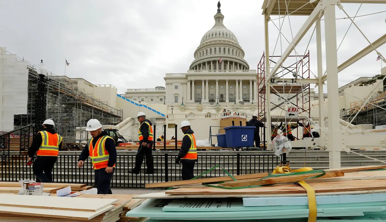 Kesibukan pekerja konstruksi saat membuat panggung untuk acara pelantikan Presiden terpilih Donald Trump di U.S. Capitol, Washington, Kamis (8/12). (REUTERS/Jonathan Ernst)