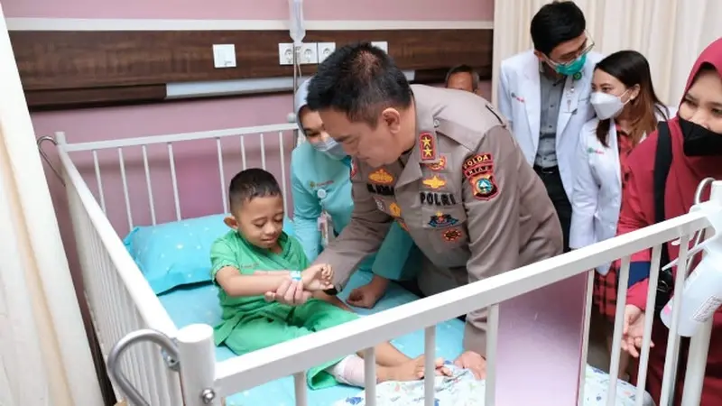 Anak penderita kerapuhan tulang saat dikunjungi oleh Kepala Polda Riau Irjen Mohammad Iqbal.