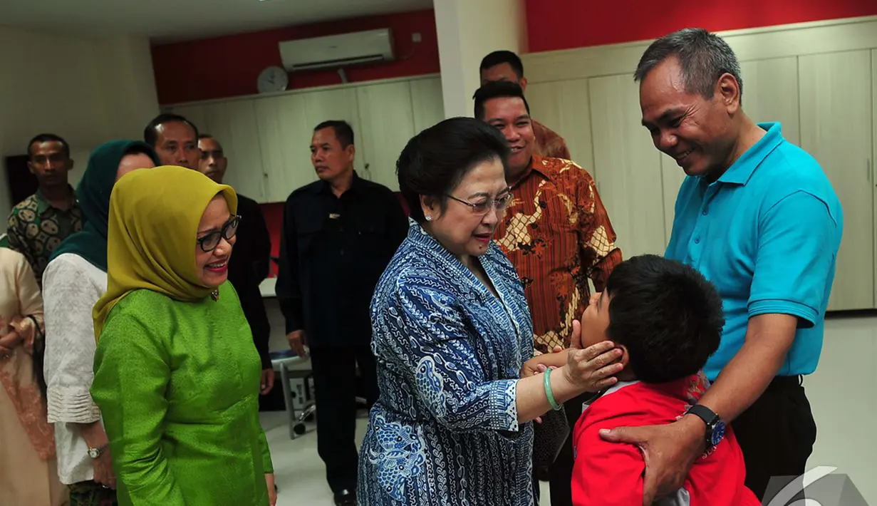 Megawati Soekarnoputri bersama istri Wakil Presiden RI Mufidah Jusuf Kalla saat menghadiri acara 60 tahun Yayasan Pembinaan Anak Cacat (YPAC) Jakarta, Rabu (5/11/2014) (Liputan6.com/Johan Tallo)