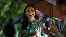 Duchess  of Cambridge, Kate Middleton tertawa bersama Pangeran William saat di taman Istana Kensington, London, Rabu (30/8). Kate Middleton menemani sang suami saat peringatan 20 tahun kematian ibunya, Putri Diana. (Kirsty Wigglesworth/AP)