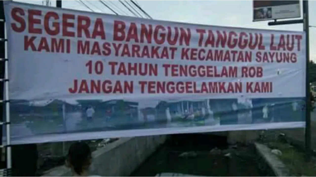 Warga memasang spanduk meminta agar Pemerintah Provinsi Jawa Tengah segera merealisasikan sabuk laut sebagai penahan rob. Program sabuk laut sudah direncanakan sejak jaman gubernur Bibit Waluyo, namun belum terlaksana. (foto: Liputan6.com/edhie prayitno i