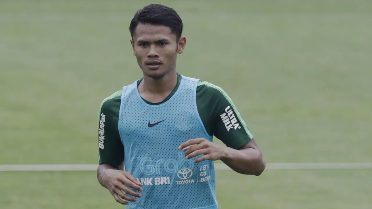 Pemain Timnas Indonesia U-22, Dimas Drajad, mengamati rekannya. (Bola.com/Yoppy Renato)