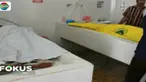 Sebuah mobil minibus berisi 14 orang pasukan joget menabrak truk trailer bermuatan mobil.