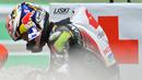 Terlihat visor dari pebalap asal Jepang, Nakagami terlepas usai menghantam ban belakang Pecco. (AFP/Pau Barrena)