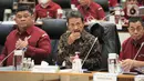 Menteri Kelautan dan Perikanan Sakti Wahyu Trenggono (tengah) saat mengikuti rapat kerja bersama Komisi IV DPR RI di Kompleks Parlemen, Senayan, Jakarta, Selasa (17/1/2023). Rapat tersebut membahas tentang kontribusi KKP dalam pelaksanaan kebijakan pembangunan nasional RKP 2023. (Liputan6.com/Faizal Fanani)