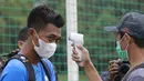 Pemain Timnas Indonesia dicek suhu tubuh sebelum sesi latihan di Lapangan D Senayan, Jakarta, Rabu, (10/2/2021). Latihan tersebut untuk persiapan SEA Games 2021 di Vietnam. (Bola.com/M Iqbal Ichsan)