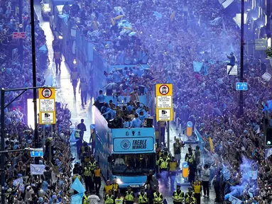 Tim Manchester City berparade saat merayakan kemenangan Liga Inggris, Piala FA, dan Liga Champions di Manchester, Inggris, Senin (12/6/2023). (Danny Lawson/PA via AP)