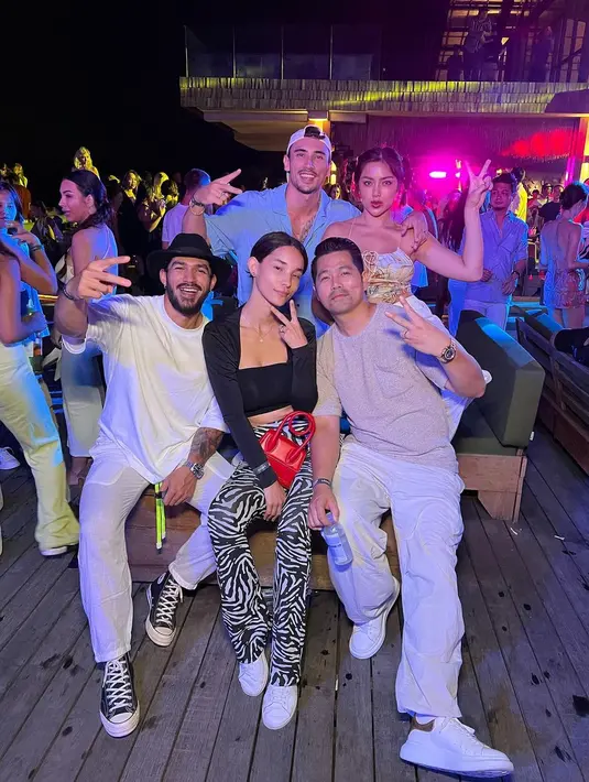 Rambutnya ditata dengan nuansa Y2K, kepang di sisi kanan kiri yang manis. Foto: Instagram.