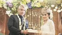 Alexandra Asmasoebrata dan Dias Baskara Dewantara menikah [foto: bridestory.com]