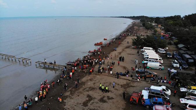 Pantai Tanjung Pakis, Karawang, Jawa Barat, yang ramai dikunjungi waga, Rabu (31/10/2018). (Liputan6.com/Abramena)