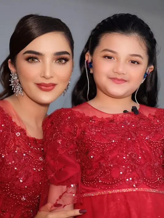 Selain tampil kompak dengan outfit senada berwarna merah, keduanya pun juga terlihat cantik. Sama-sama tersenyum di depan kamera, bahkan ada yang menyebut jika paras Arsy begitu mirip dengan Ashanty. (Liputan6.com/IG/@ashanty_ash)