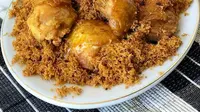 Seporsi ayam goreng serundeng. (Liputan6.com/IG/numpangsaveresep.id)