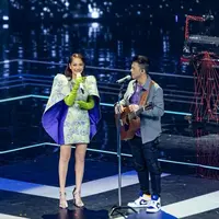 Kali ini adalah aksi panggung BCL bersama Ariel Noah. Dalam balutan mini dress berdetail cape kelelewar bernuansa hijau dan biru, ia padukan dengan heels yang tidak terlalu tinggi berwarna silver. Foto: Instagram.