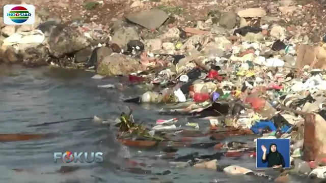 Sampah Plastik di Pesisir Marunda Berdampak pada Pendapatan Nelayan