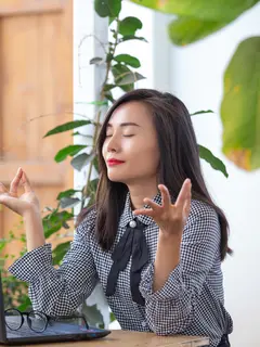 Strategi mindful break untuk menghindari stres berlebihan di lingkungan kerja. (foto: jcomp/freepik)