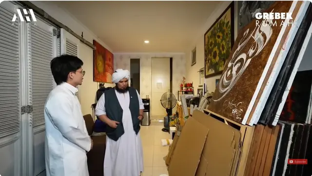 Interiornya tampak nggak berlebihan, 7 potret rumah Ustaz Derry Sulaiman ini banyak pajangan lukisan