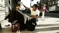 Seorang penata rambut di New York gratiskan jasanya bagi para gelandangan.