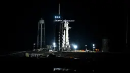 Roket SpaceX Falcon 9 dengan pesawat ruang angkasa Crew Dragon mengeluarkan bahan bakar sebelum peluncuran untuk misi Crew-6 di Kennedy Space Center NASA di Cape Canaveral, Florida, pada 27 Februari 2023. Kendaraan peluncur SpaceX, terdiri dari roket Falcon 9 dengan kapsul Crew Dragon di atasnya. Kapsul bernama Endeavour itu dioperasikan secara otonom. (CHANDAN KHANNA/AFP)
