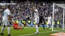 Gelandang Real Madrid, Toni Kroos, melakukan selebrasi usai mencetak gol ke gawang Sevilla pada laga La Liga di Stadion Santiago Bernabeu, Minggu (10/12/2017). Real Madrid menang 5-0 atas Sevilla. (AP/Francisco Seco)