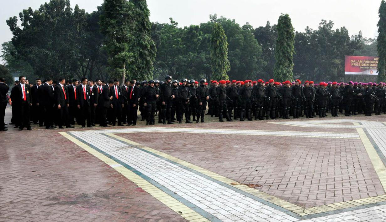 Adapun peserta apel adalah para prajurit TNI Angkatan Darat, T NI Angkatan Laut, TNI Angkatan Udara, dan Pasukan Pengamanan Presiden, Jakarta, (16/10/14). (Liputan6.com/Johan Tallo)