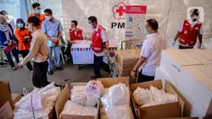 Petugas PMI membagikan bantuan APD untuk Tenaga Medis Covid-19 di Gedung PMI DKI Jakarta, Senin (27/4/2020). PMI DKI Jakarta memberikan bantuan berupa 1000 APD melalui Gugusan Tugas Percepatan Penanganan Covid-19 Provinsi DKI Jakarta kepada 29 Rumah Sakit. (Liputan6.com/Faizal Fanani)