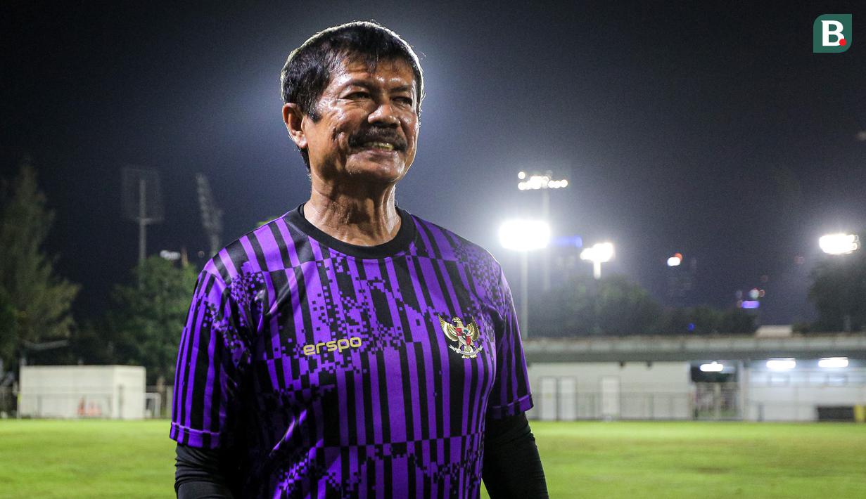 <p>Pelatih Indra Sjafri berpose setelah pemusatan latihan Timnas Indonesia U-20 yang berlangsung di Lapangan B, Senayan, Jakarta, Jumat (15/03/2024) malam. (Bola.com/Bagaskara Lazuardi)</p>