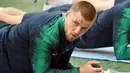 Bek Tottenham Hotspur, Eric Dier, saat sesi latihan jelang laga semifinal Liga Champions di Stadion Johan Cruyff, Rabu (8/5). Tottenham Hotspur akan menghadapi Ajax Amsterdam. (AFP/Emmanuel Dunand)