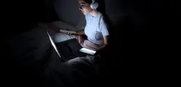 Cahaya biru pada gadget bisa menekan kemampuan tubuh untuk memproduksi melatonin sehingga menjadi sulit tidur. (Foto/dok: Freepik)