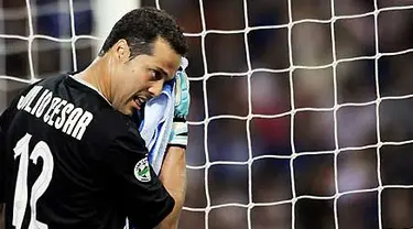 Kiper Inter Milan, Julio Cesar plays berlaga dalam lanjutan Serie A menghadapi Siena di San Siro, Milan 17 Mei 2009. AFP PHOTO/Filippo MONTEFORTE