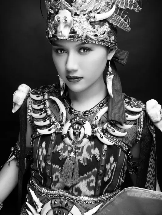 Erina Gudono mengunggah beberapa potret dirinya dan sang suami Kaesang, mengenakan baju adat lengkap. Di bagian caption, ia menuliskan bahwa Kawarasan adalah tradisi leluhur Suku Minahasa Sulawesi Utara dan tarian Ksatria Minahasa yang disebut Waraney. [Foto: Instagram/erinagudono]