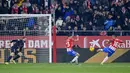 Gelandang Girona, Savio Moreira (kanan) mencetak gol kedua timnya ke gawang Atletico Madrid pada laga pekan ke-19 Liga Spanyol 2023/2024 di Montilivi Stadium, Girona, Kamis (4/1/2024) dini hari WIB. (AFP/Pau Barrena)