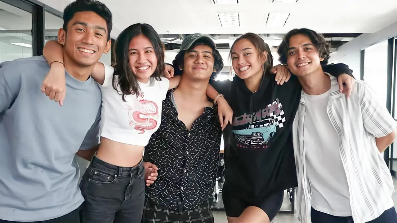 Debut Bintangi Web Series, Ini 6 Potret Daffa Wardhana Bareng Para ...