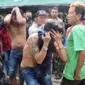 Polisi mengamankan dua orang pelaku copet di angkot Karawang. (Liputan6.com/ Abramena)