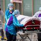 Pekerja medis Rumah Sakit Universitas Nasional Kyungpook memindahkan seorang pasien di Daegu, Korea Selatan, Rabu (4/3/2020). Jumlah total pasien yang terinfeksi virus corona (COVID-19) di Korea Selatan bertambah menjadi 5.621 kasus. (Xinhua/Lee Sang-ho)
