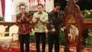 Presiden Jokowi memukul gong saat rayakan Hari Musik Nasional, Jakarta, Kamis (9/3). Peringati Hari Musik Nasional, Jokowi setuju dalam sehari penuh, lembaga penyiaran, tempat hiburan, dan lainnya menyiarkan lagu nasional. (Liputan6.com/Angga Yuinar)