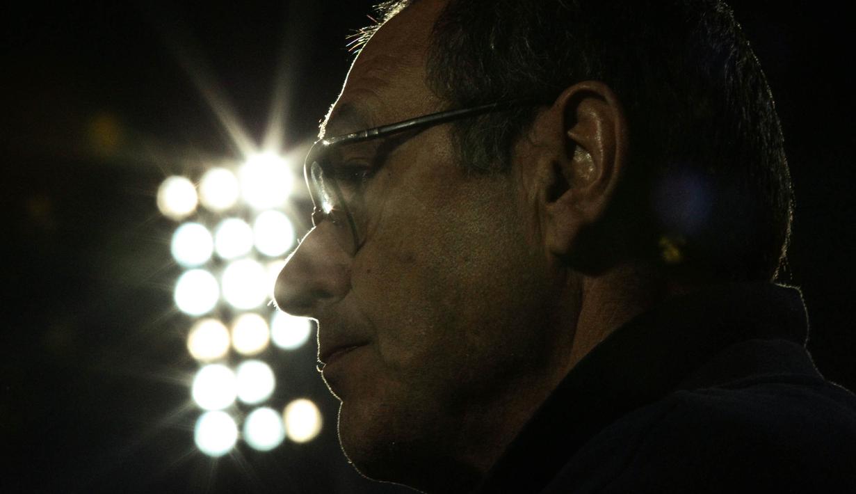 Pelatih Napoli, Maurizo Sarri, mengamati anak asuhnya saat melawan Crotone pada laga Serie A Italia di Stadion Ezio Scida, Crotone, Jumat (29/12/2017). Crotone kalah 0-1 dari Napoli. (AFP/Carlo Hermann)