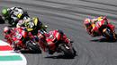 Pembalap Ducati asal Italia, Danilo Petrucci memimpin balapan Grand Prix MotoGP Italia di sirkuit Mugello, Italia (2/6/2019). Petrucci mencatatkan waktu 41 menit 33,794 detik. Dia unggul 0,043 detik dari Marc Marquez dan Andrea Dovizioso dengan catatan waktu 0,338 detik. (AP Photo/Antonio Calanni)