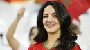Fans Maroko tersenyum saat menyaksikan laga Maroko melawan Spanyol pada laga Piala Dunia 2022 di Stadion Education City, Selasa (6/12/2022). (AFP/Javier Soriano)