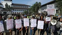 Peringati Hari Buruh, Jurnalis Bandung Serukan Berserikat (Liputan6.com/Huyogo Simbolon)