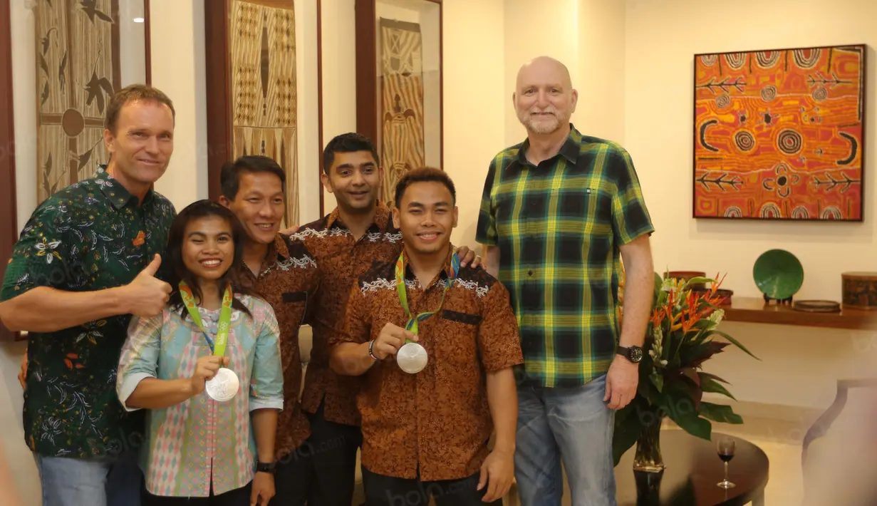 Duta Besar Australia untuk Indonesia, Paul Grigson (kanan) saat berfoto bersama  atlet angkat besi Eko Yuli dan Irawan dan Sri Wahyuni di kediamannya,  Jakarta, Senin (5/9/2016). (Bola.com/Nicklas Hanoatubun)